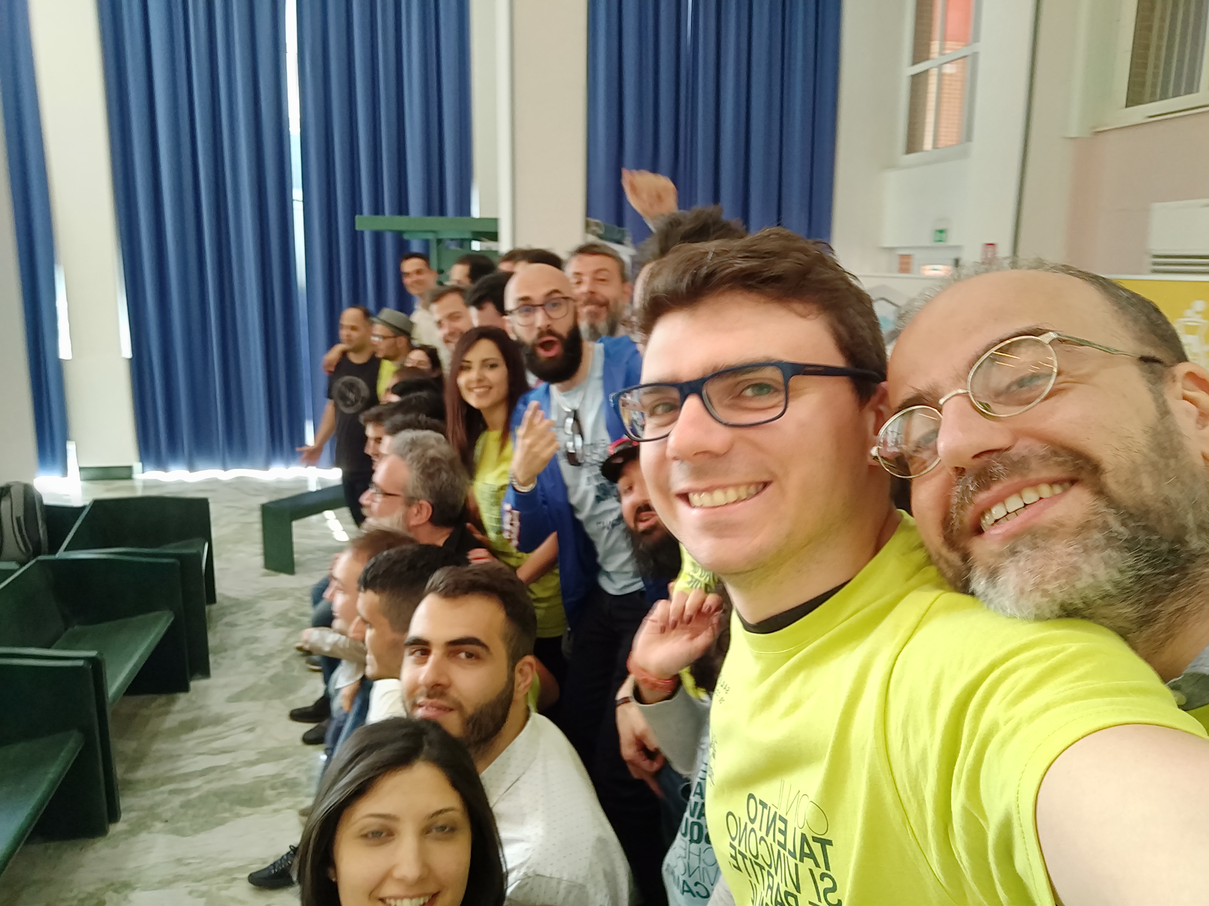 mentors, organizzatori, staff, etc etc mentre è in posa per la foto ufficiale (non la mia eh) 